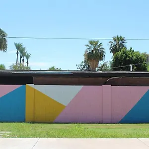 Holiday home Newly Remodeled Midcentury Pink Flamingo Casa United States